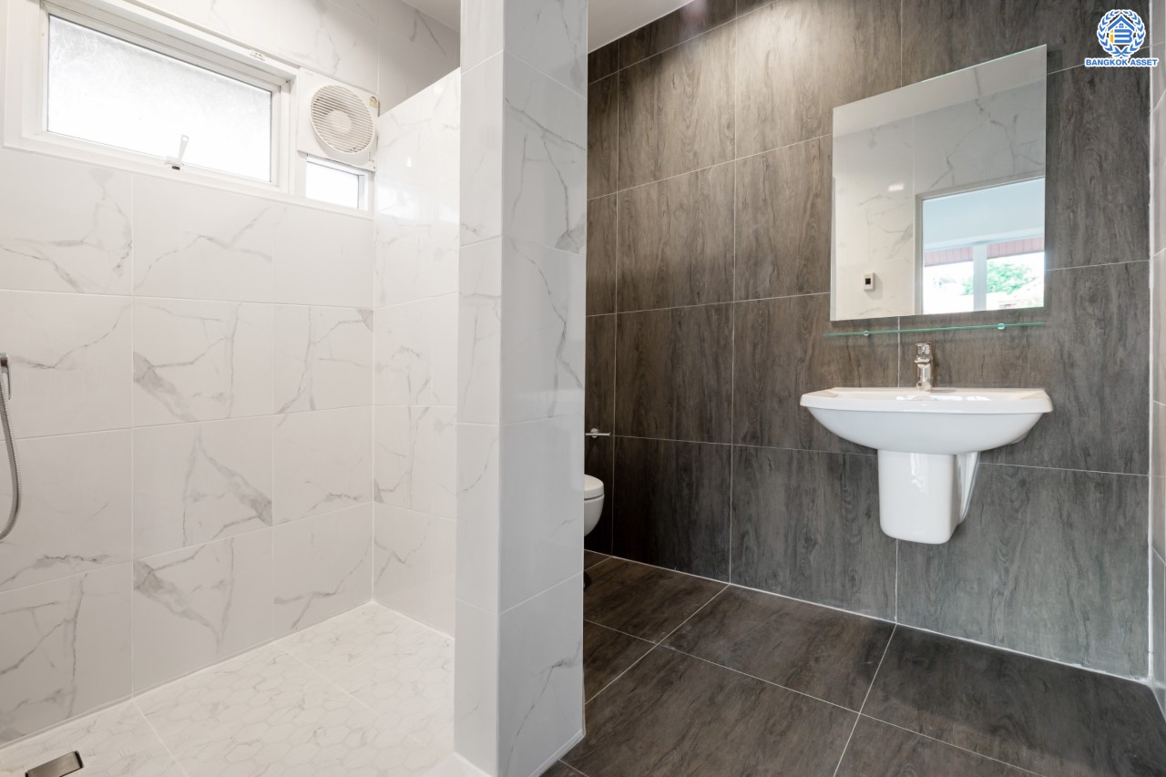 บ้านมือสองตกแต่งใหม่ ม.นนทรี5 พระราม5 เนื้อที่ 60 ตร.ว. ฟังก์ชัน 3 ห้องนอน 3 ห้องน้ำ 1 ห้องอเนกประสงค์ 1 ห้องแม่บ้านพร้อมห้องน้ำในตัว จอดรถได้ 2 คัน บนสุดยอดทำเล! ใกล้รถไฟฟ้า "สถานีแยกติวานนท์" และทางด่วน"ศรีรัช" ขับรถเพียง 5 นาที ก็ถึงวงเวียนพระราม5 ที่เชื่อมต่ออีกหลายหลายเส้นทางได้อย่างรวดเร็ว